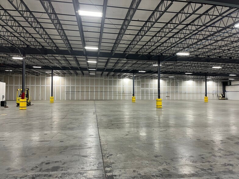 More Photos Of 460 E Plaza Dr, Mooresville Distribution For Lease