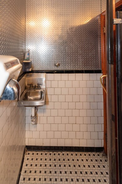 More Photos Of 2816 Old North Point Rd, Baltimore Bar For Sale