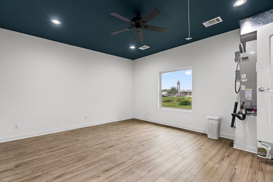 More Photos Of 2023 Main St, Liberty Hill Office For Sale