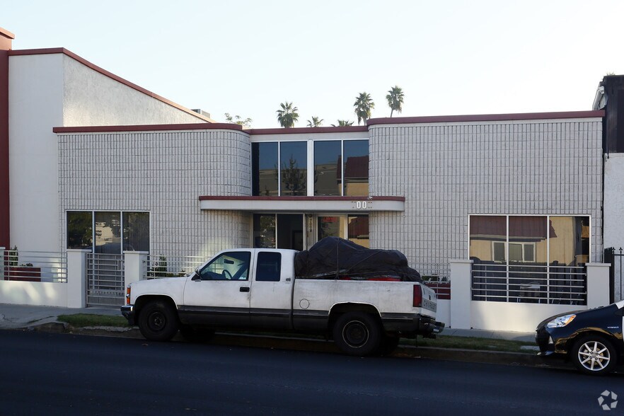 Primary Photo Of 7008 Owensmouth Ave, Canoga Park Office For Lease