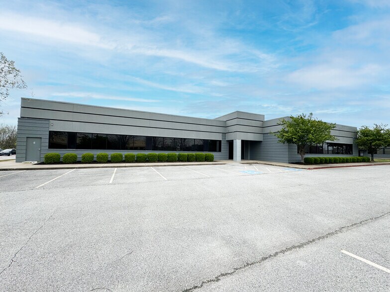 More Photos Of 210 SE 34th St, Bentonville Office For Sale