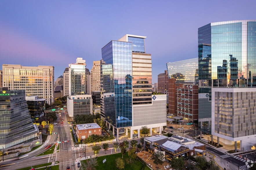 More Photos Of 2501 N Harwood St, Dallas Office For Sale