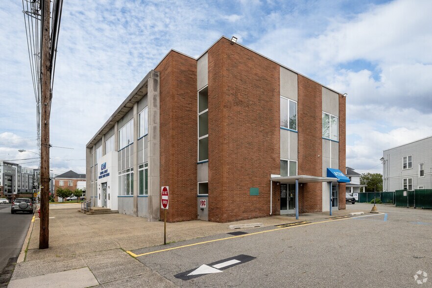 More Photos Of 380 Berry St, Woodbridge Office For Sale