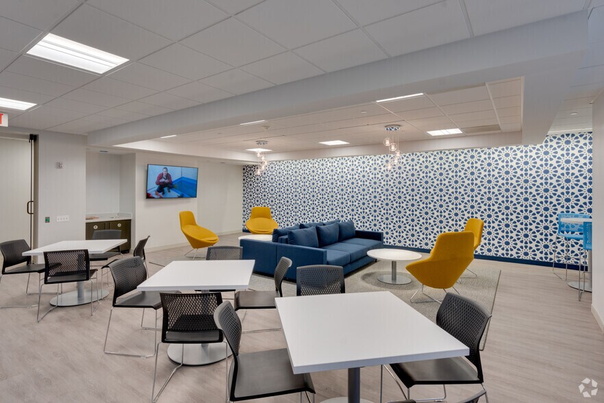 More Photos Of 707 Skokie Blvd, Northbrook Coworking Space