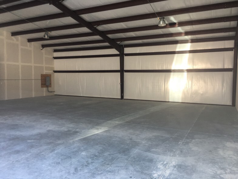More Photos Of 301 Thomas Pl, Everman Warehouse For Lease