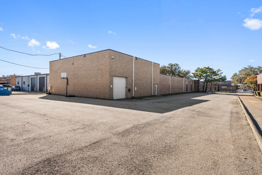 More Photos Of 13702 Gamma Rd, Dallas Light Manufacturing For Sale