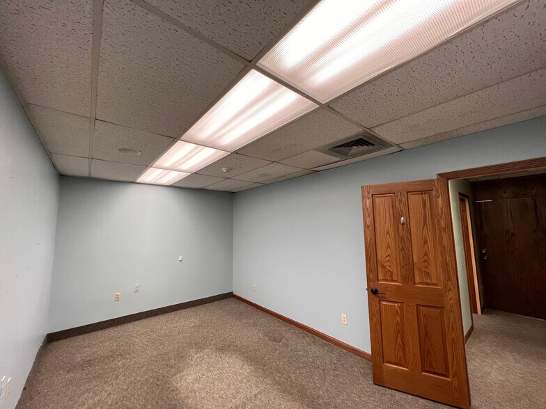 More Photos Of 1250 N Frontage Rd, Hastings Office For Lease