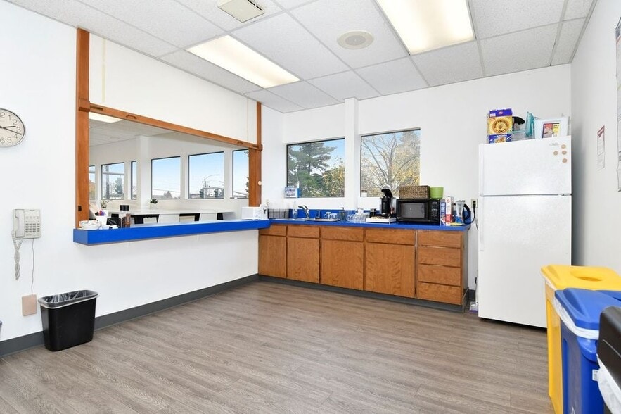 More Photos Of 10610 SE Washington St, Portland Office Residential For Lease