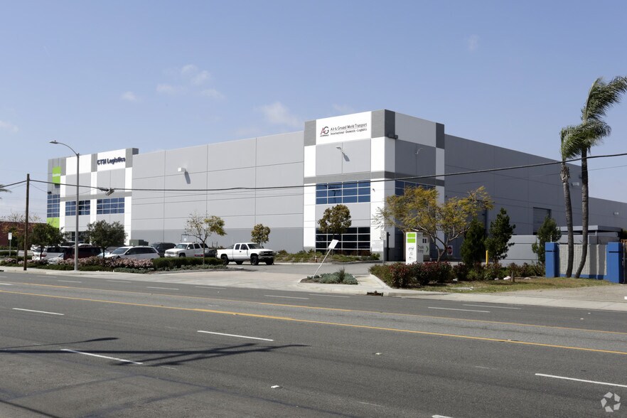 More Photos Of 2517 W Rosecrans Ave, Los Angeles Warehouse For Lease