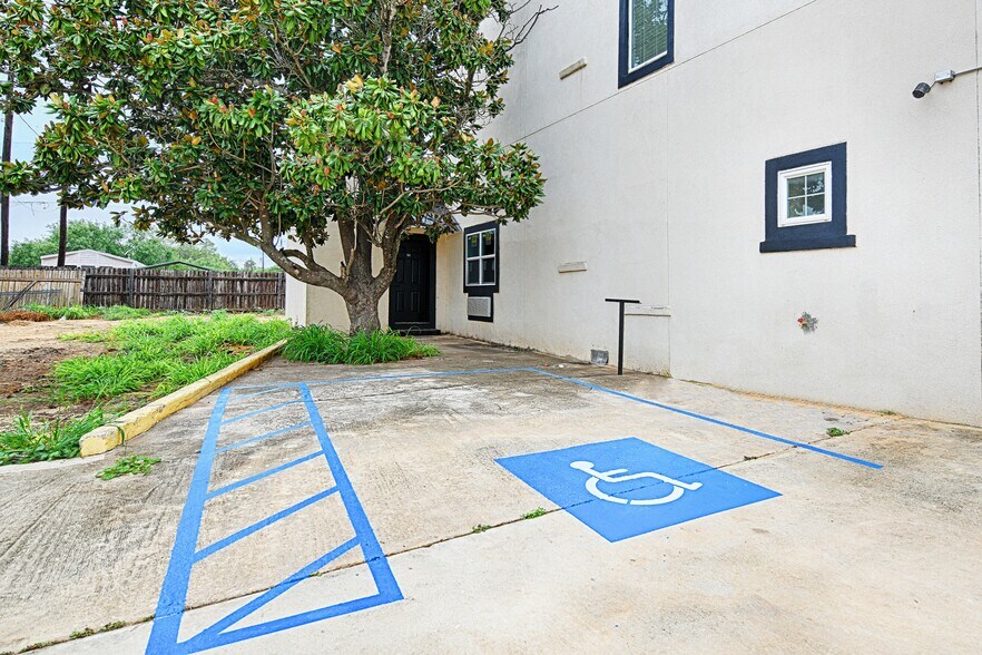 More Photos Of 110 S Main, Dilley Hotel For Sale