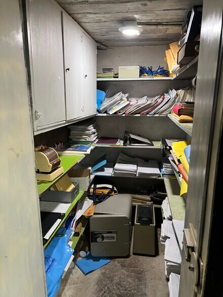 More Photos Of 1110 Dewey St, New Albany Flex For Sale