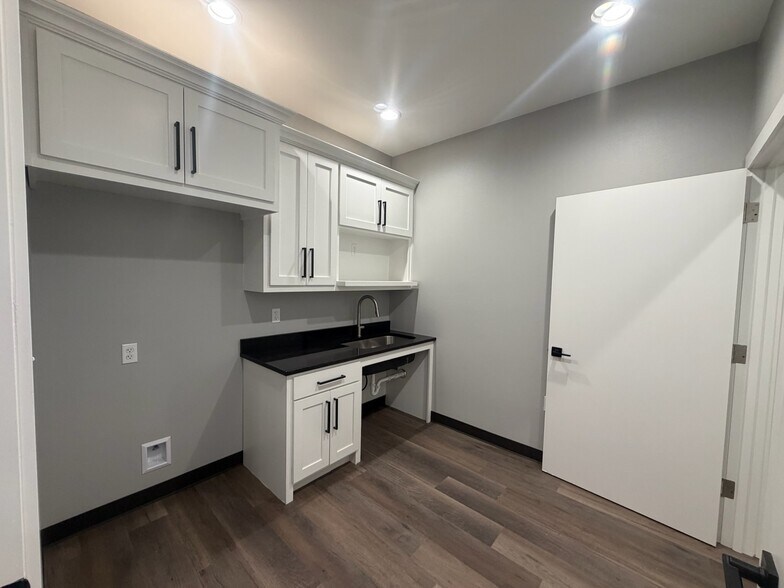 More Photos Of 225 Breck Dr, Stonewall Office For Lease