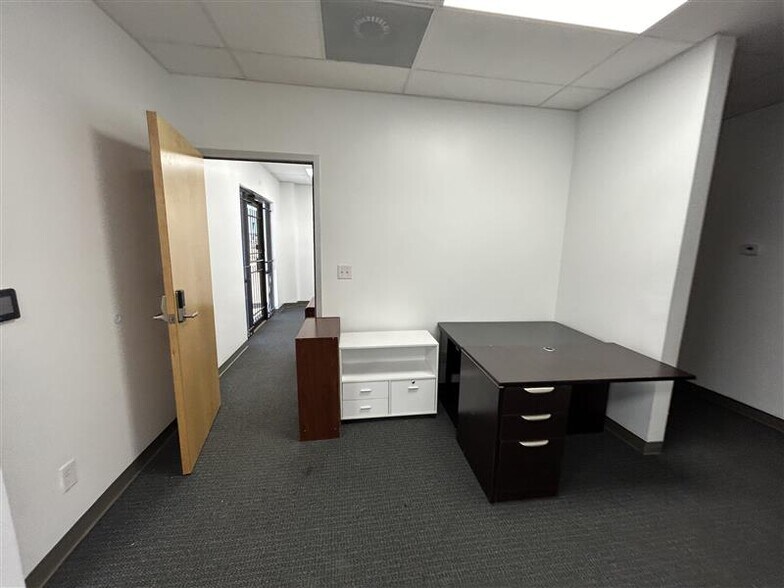 More Photos Of 4718 Cotton Belt Dr, San Antonio Warehouse For Sale