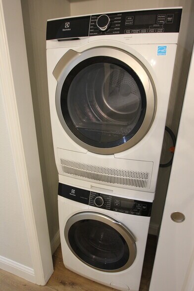 More Photos Of 1327 Montego, Walnut Creek Apartments For Sale