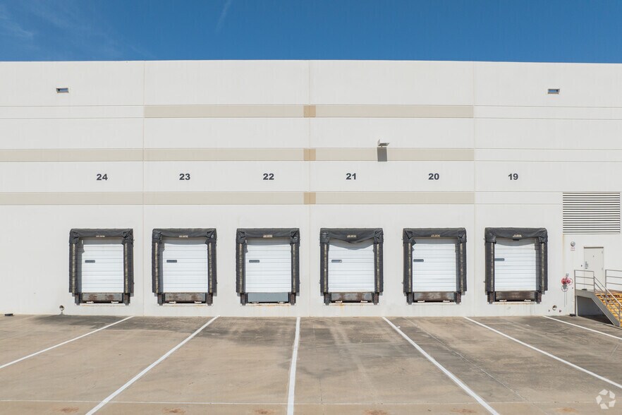 More Photos Of 3501 Sandshell Dr, Fort Worth Warehouse For Lease