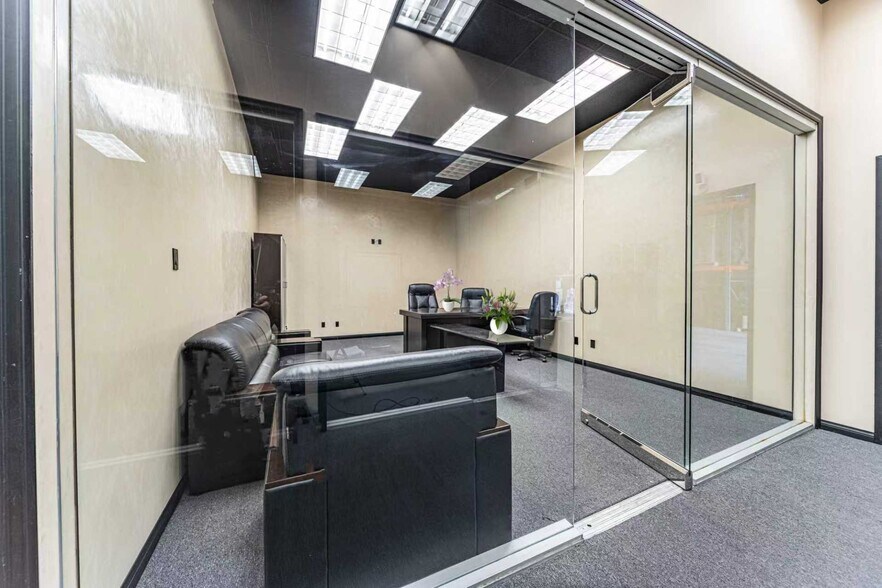 More Photos Of 215 W 134th St, Los Angeles Warehouse For Lease