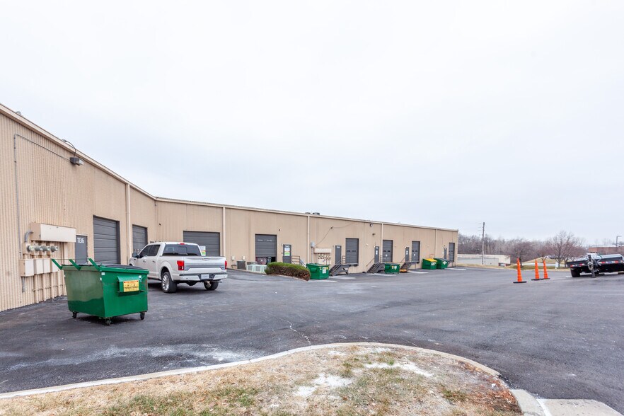 More Photos Of 1134-1150 W Cambridge Circle Dr, Kansas City Light Distribution For Lease