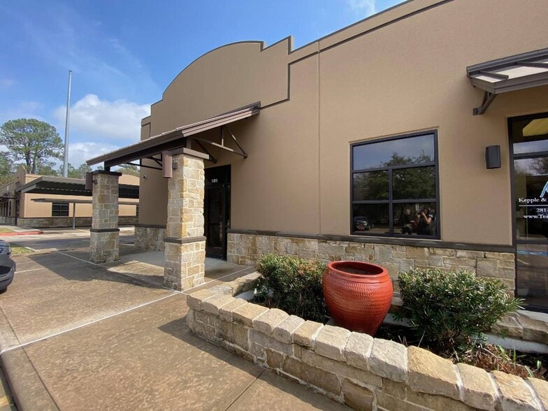 More Photos Of 10320 Lake Rd, Houston Loft Creative Space For Lease