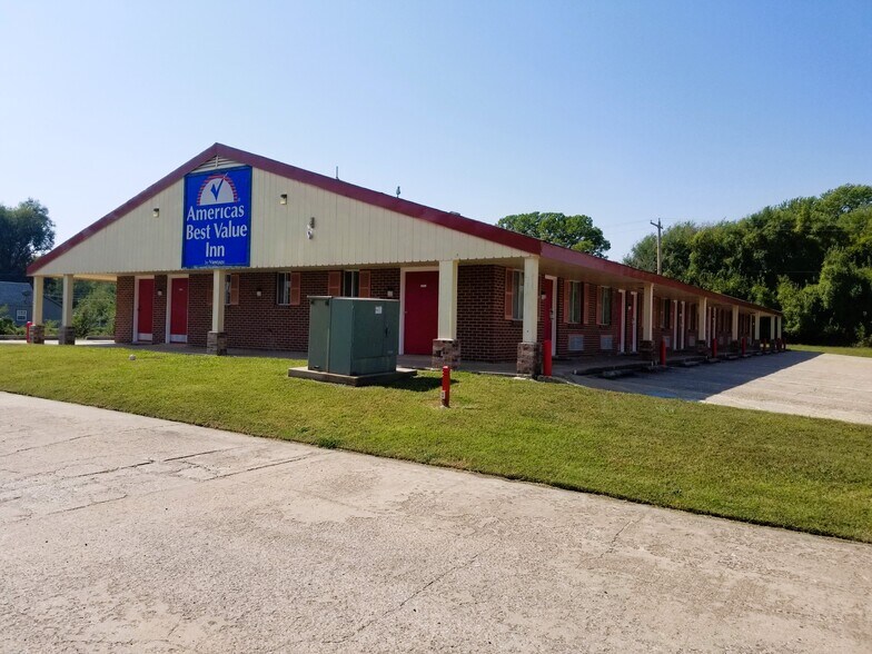 More Photos Of 1617 N Summit St, Arkansas City Hotel For Sale