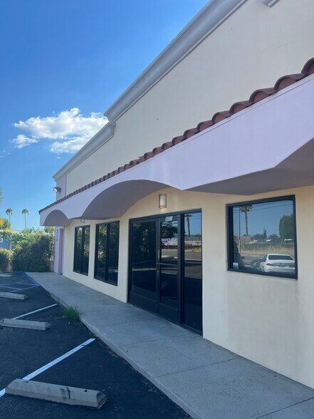 More Photos Of 8841-8863 Canoga Ave, Canoga Park Distribution For Lease