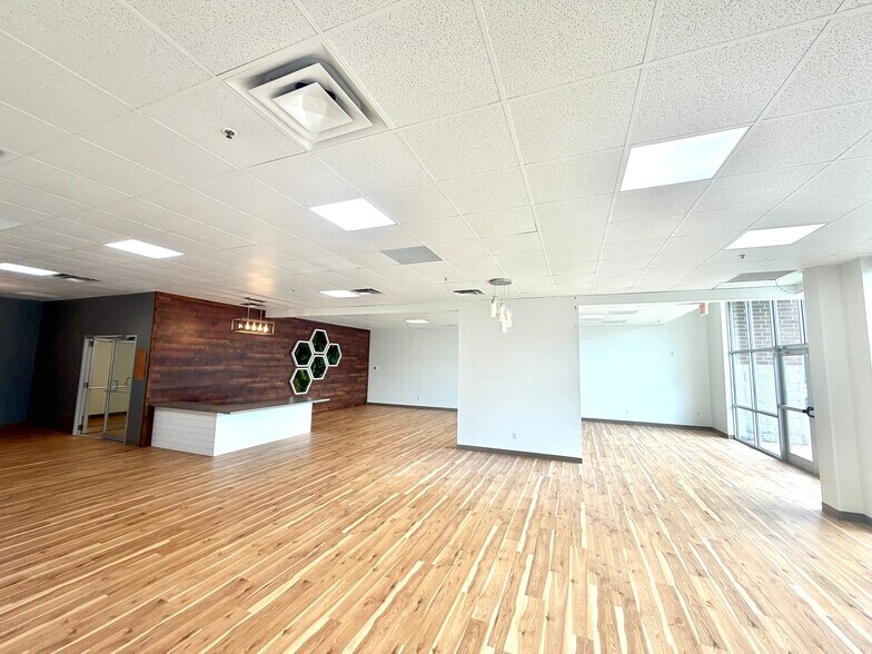 More Photos Of 1805 SE Delaware Ave, Ankeny General Retail For Lease