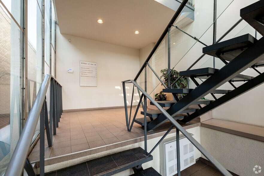 More Photos Of 4113-4119 Rue Jean-Talon E, Montréal Office For Lease
