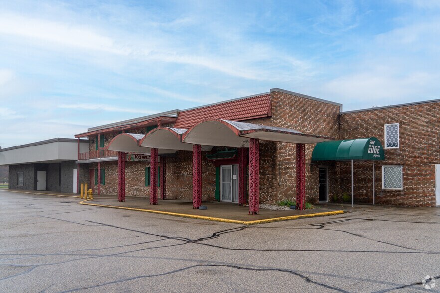 More Photos Of 1100-1128 Bristol St, Elkhart Freestanding For Sale