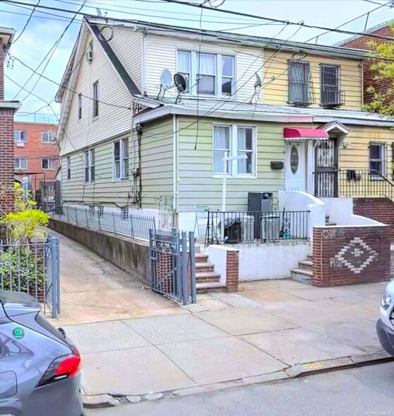 More Photos Of 4043 69th St, Woodside Apartments For Sale