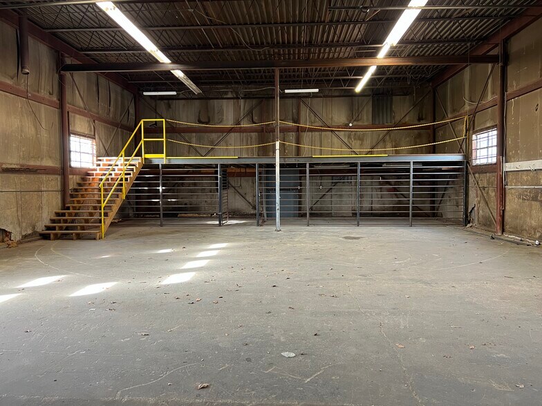 More Photos Of 5905 W US Highway 60, Republic Warehouse For Lease