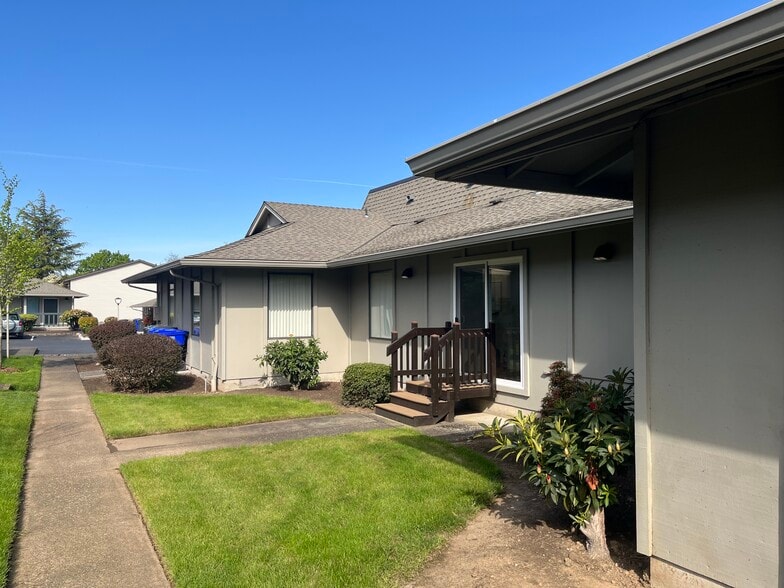 More Photos Of 12724 SE Stark St, Portland Loft Creative Space For Sale