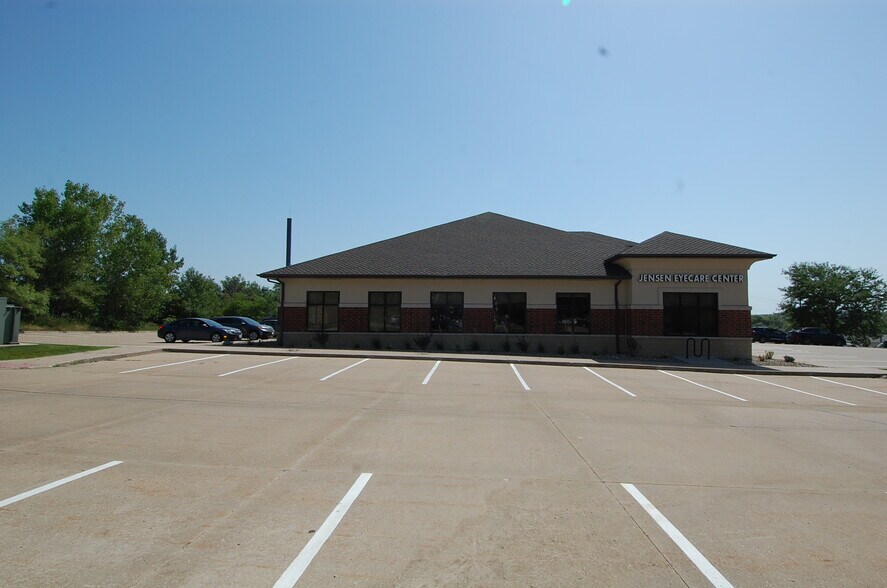 More Photos Of 640 Highway 1 W, Iowa City Office For Sale