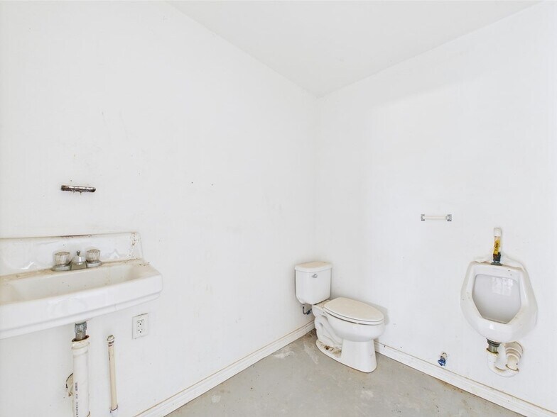 More Photos Of TBD County Road 160, Barstow Warehouse For Sale