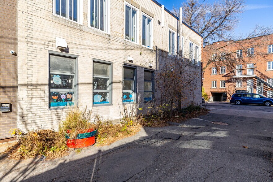 More Photos Of 230 Rue Beaubien E, Montréal General Retail For Lease