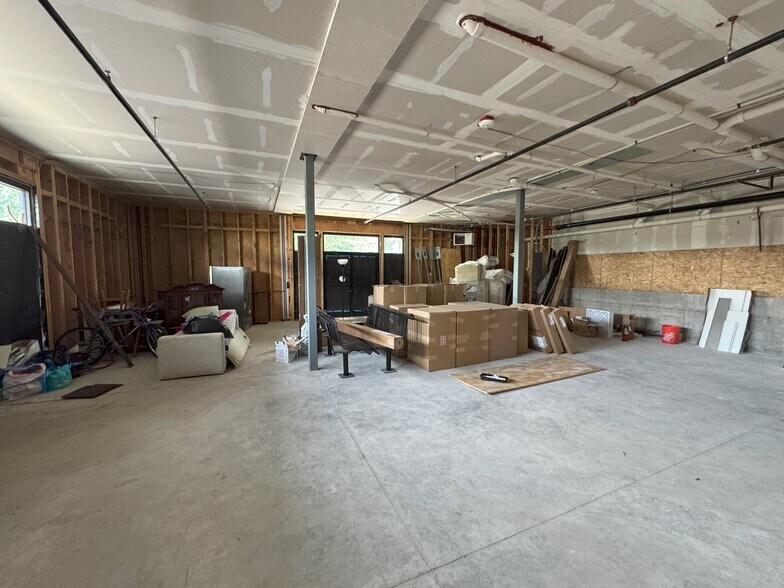 More Photos Of 200 E George Hopper Rd, Burlington Storefront Retail Office For Lease