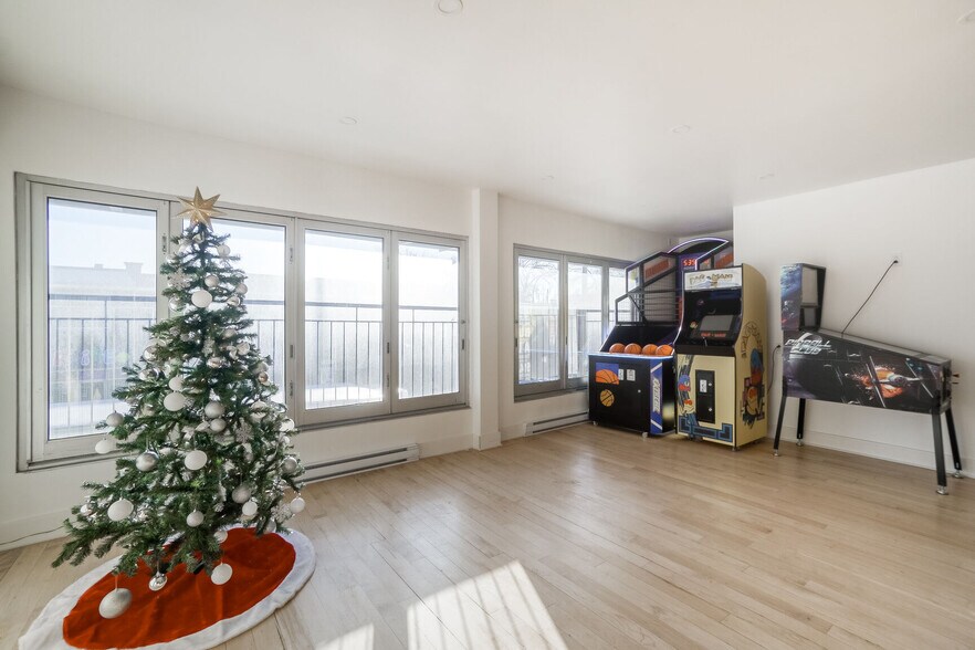 More Photos Of 2221-2227 Rue Bélanger, Montréal Storefront Retail Office For Sale