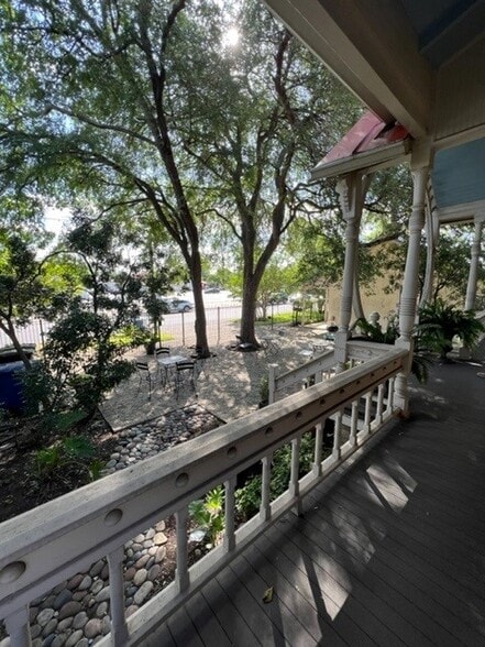 More Photos Of 411 6th St, San Antonio Office Residential For Lease