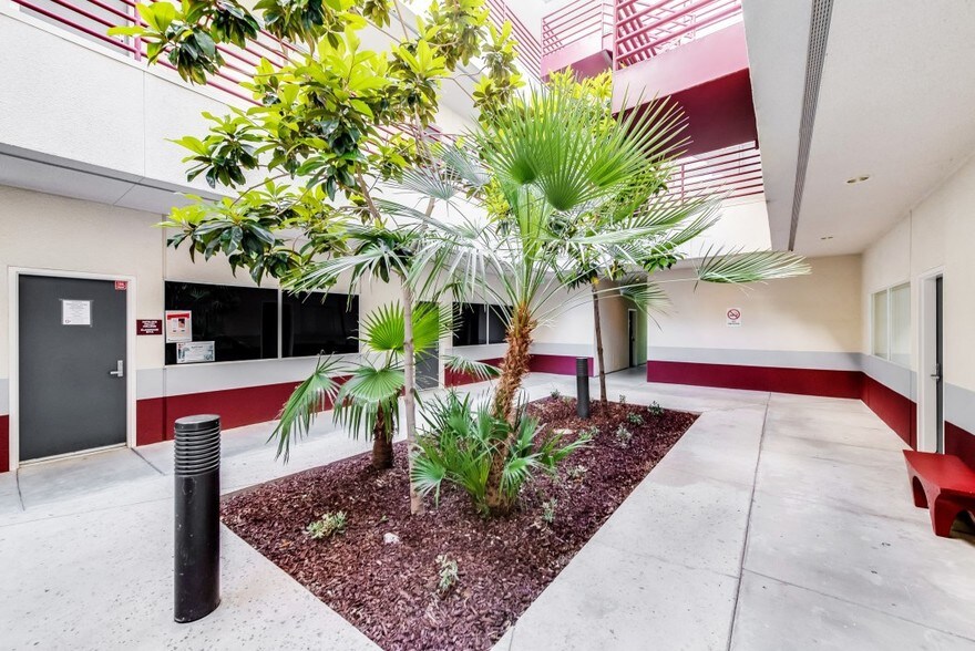 More Photos Of 1529 E Palmdale Blvd, Palmdale Office For Lease