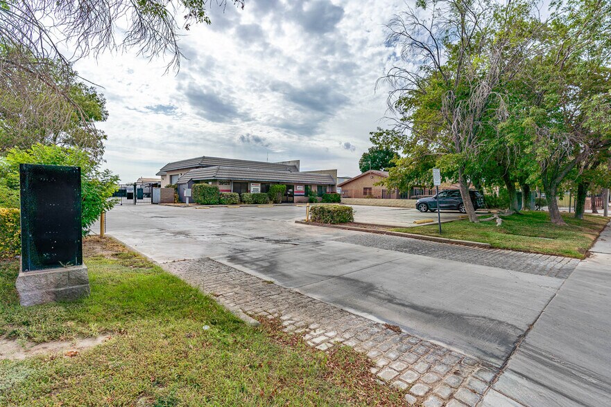 More Photos Of 39126-39130 3rd St E, Palmdale Service For Sale