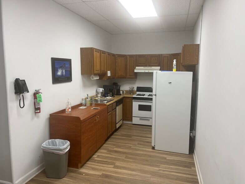 More Photos Of 1355 Wilhelm Rd, Mundelein Warehouse For Lease