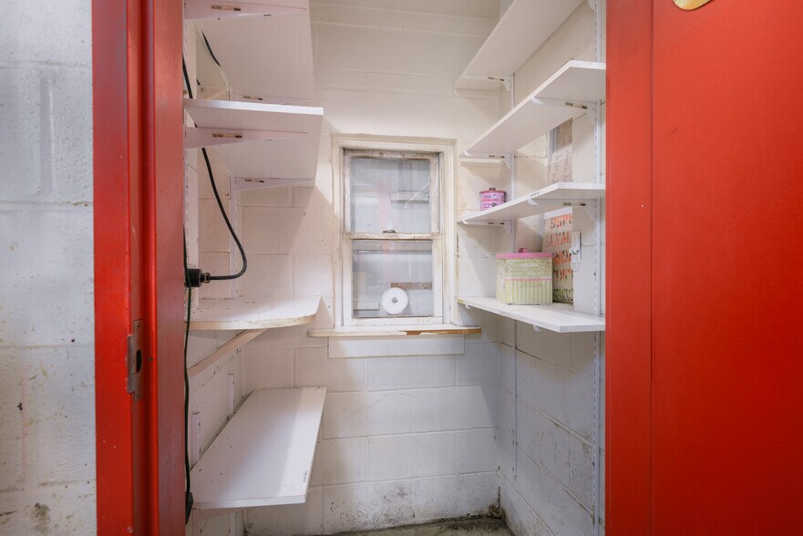 More Photos Of 514 Vincennes St, New Albany Freestanding For Sale