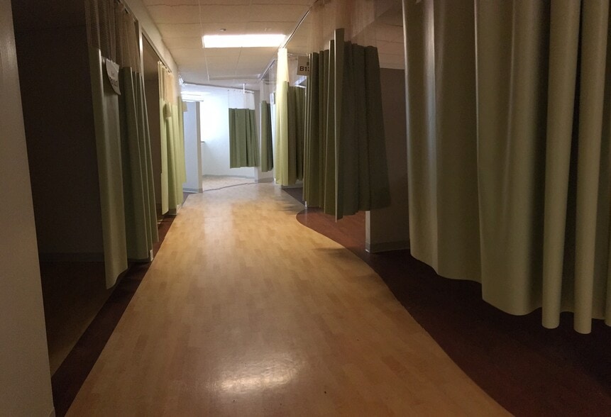 More Photos Of 901-934 Center St, Elgin Hospital For Sale