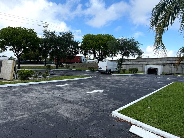 More Photos Of 1815 10th Ave N, Lake Worth Beach Warehouse For Lease
