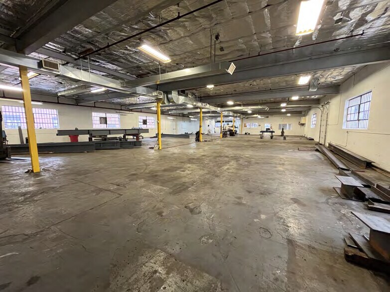 More Photos Of 55 Thomas Rd N, Hawthorne Manufacturing For Lease