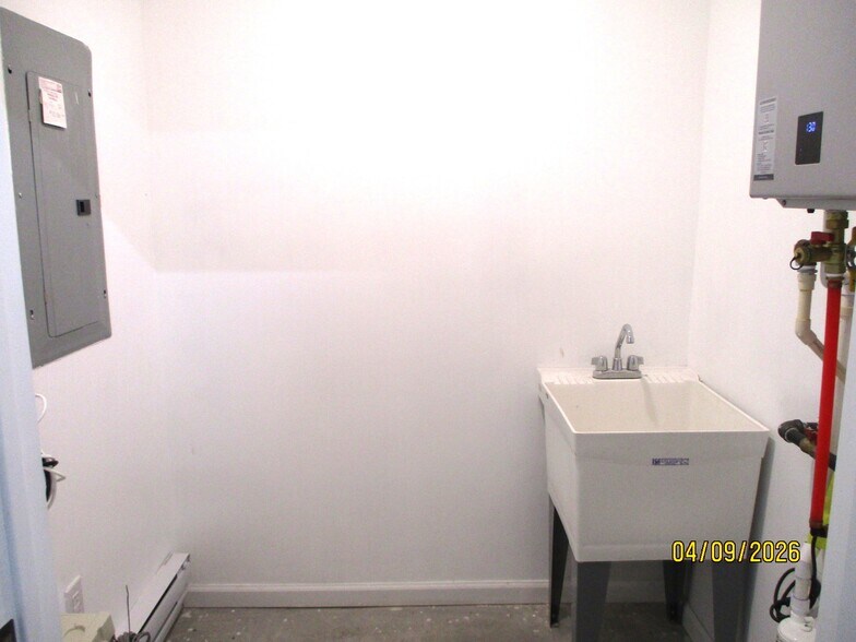 More Photos Of 67 Woodside Pl, Newark Flex For Lease