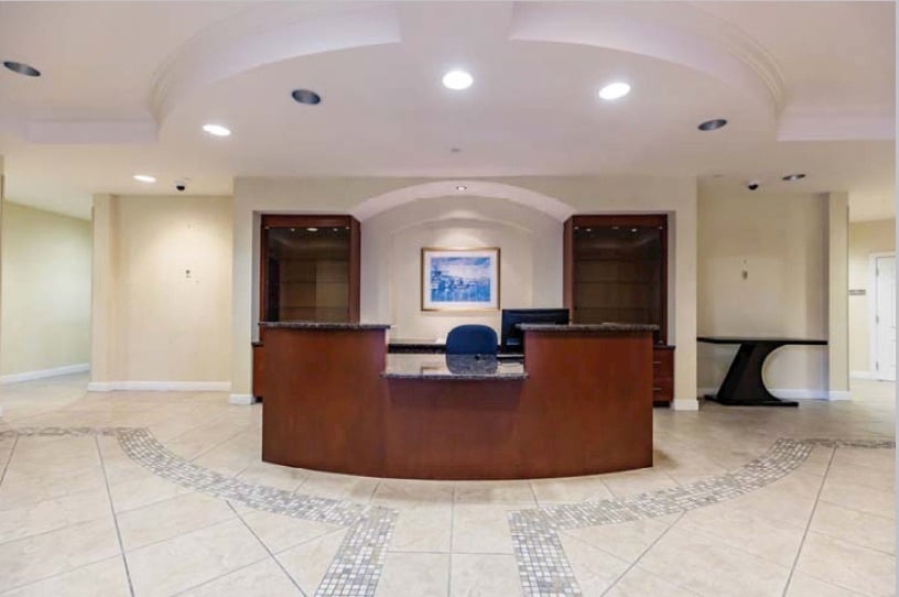 More Photos Of 704 Goodlette-Frank Rd N, Naples Unknown For Lease