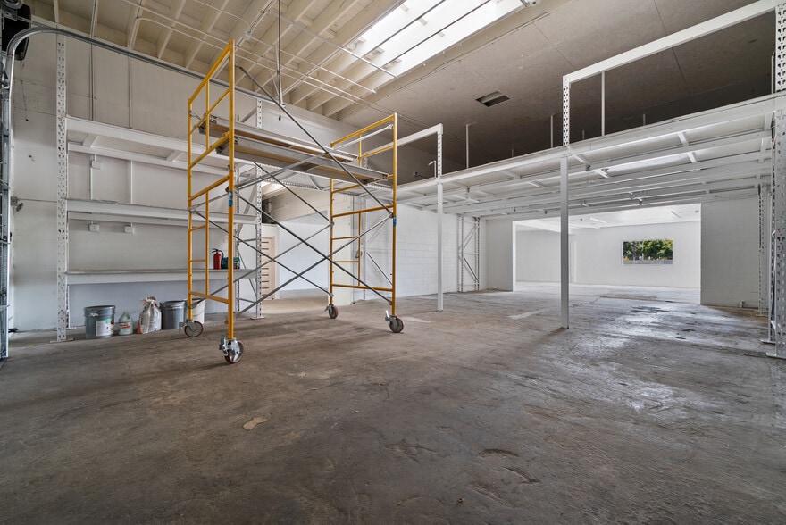 More Photos Of 1130 N Maclay Ave, San Fernando Warehouse For Lease