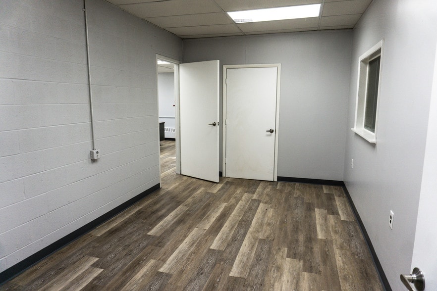 More Photos Of 136 Beattie St, Syracuse Flex For Sale