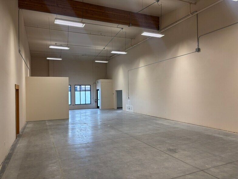 More Photos Of 63056 NE Lower Meadow Dr, Bend Light Distribution For Lease