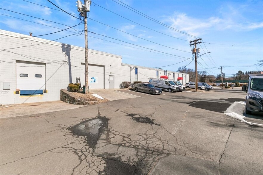 More Photos Of 118 Quinnipiac Ave, North Haven Warehouse For Lease