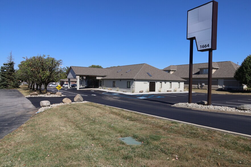 More Photos Of 1664 W Smith Valley Rd, Greenwood Medical For Lease